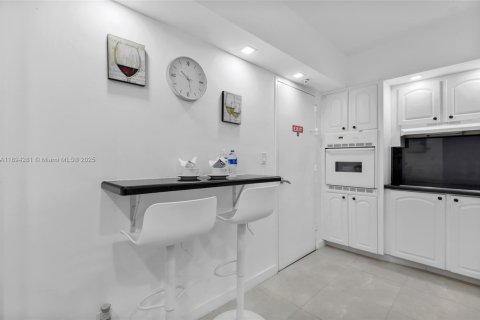 Condo in Hollywood, Florida, 1 bedroom  № 2014103 - photo 6