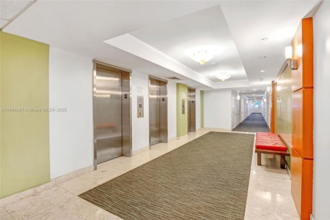 Condo in Hollywood, Florida, 1 bedroom  № 2014103 - photo 17