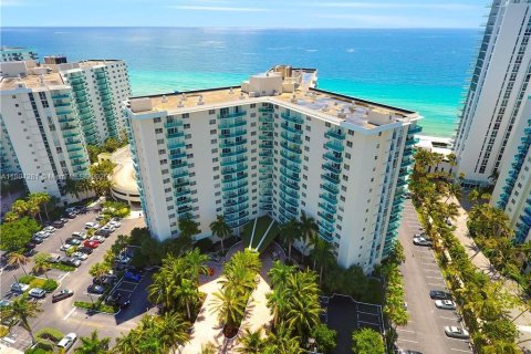Condo in Hollywood, Florida, 1 bedroom  № 2014103 - photo 27