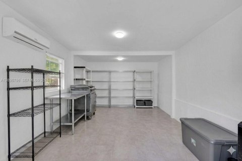 House in Miami, Florida 3 bedrooms, 140.47 sq.m. № 2392134 - photo 20