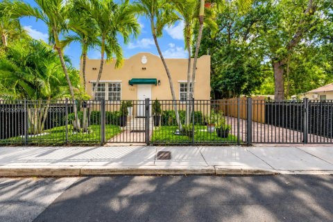 House in Miami, Florida 3 bedrooms, 140.47 sq.m. № 2392134 - photo 15