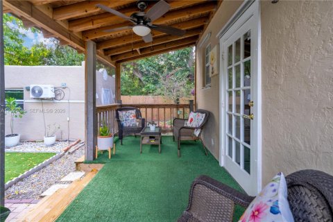 House in Miami, Florida 3 bedrooms, 140.47 sq.m. № 2392134 - photo 17