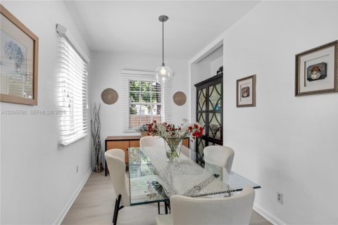 House in Miami, Florida 3 bedrooms, 140.47 sq.m. № 2392134 - photo 12
