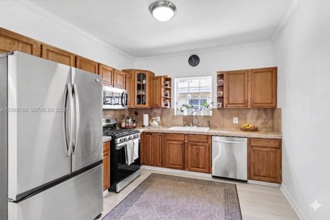 House in Miami, Florida 3 bedrooms, 140.47 sq.m. № 2392134 - photo 11