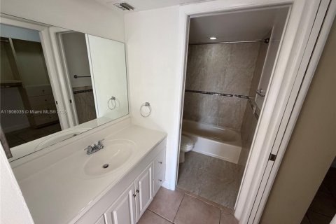 Copropriété à louer à Miami, Floride: 2 chambres, 86.12 m2 № 1956663 - photo 13