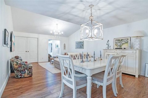 Condo in New Smyrna Beach, Florida, 2 bedrooms № 2258539 - photo 8
