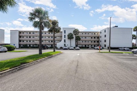 Condo in Titusville, Florida, 2 bedrooms  № 1827242 - photo 1