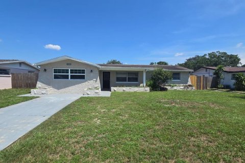 House in Holiday, Florida 3 bedrooms, 148.27 sq.m. № 1903780 - photo 1