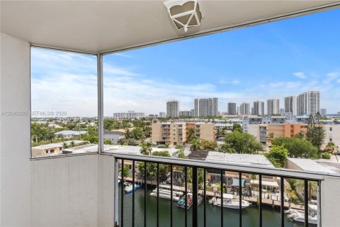 Condo in North Miami Beach, Florida, 1 bedroom  № 2086607 - photo 16