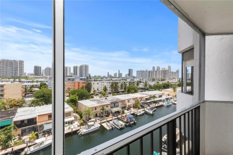 Condo in North Miami Beach, Florida, 1 bedroom  № 2086607 - photo 17
