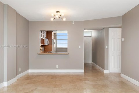 Condo in North Miami Beach, Florida, 1 bedroom  № 2086607 - photo 10