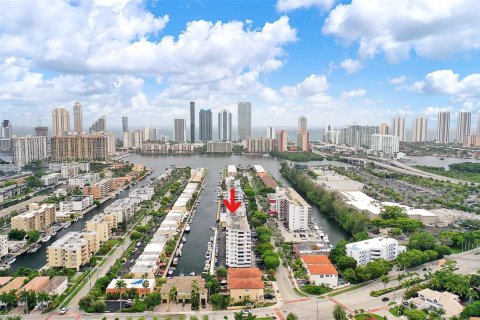 Condo in North Miami Beach, Florida, 1 bedroom  № 2086607 - photo 2