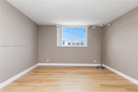 Condo in North Miami Beach, Florida, 1 bedroom  № 2086607 - photo 21