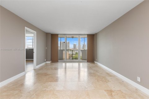 Condo in North Miami Beach, Florida, 1 bedroom  № 2086607 - photo 13