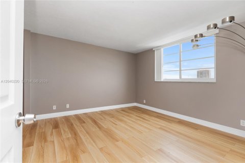 Condo in North Miami Beach, Florida, 1 bedroom  № 2086607 - photo 20