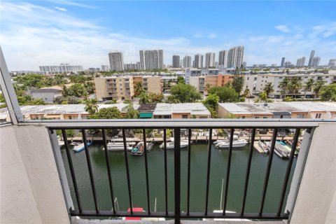 Condo in North Miami Beach, Florida, 1 bedroom  № 2086607 - photo 15