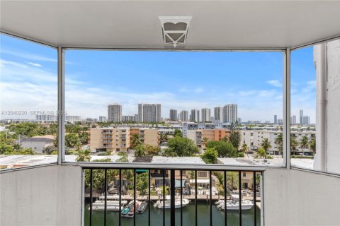 Condo in North Miami Beach, Florida, 1 bedroom  № 2086607 - photo 14