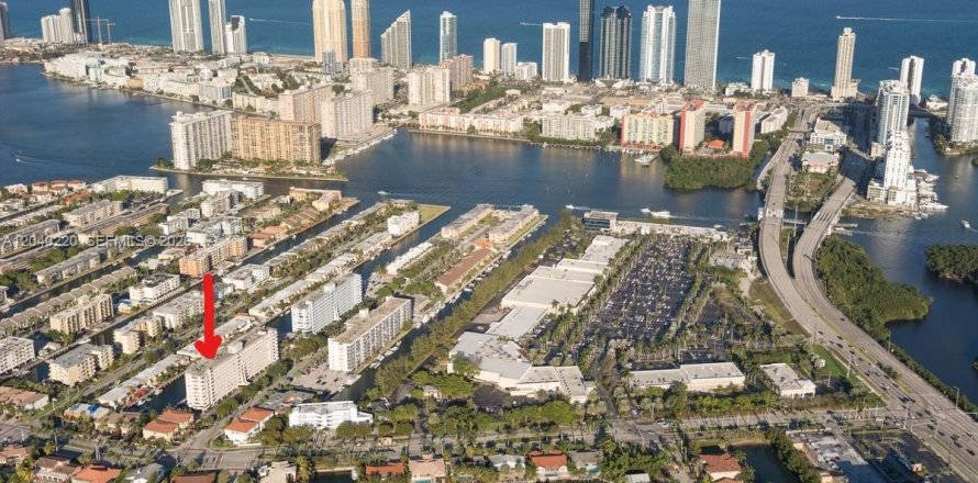 Condo in North Miami Beach, Florida, 1 bedroom  № 2086607