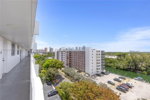 Condo in North Miami Beach, Florida, 1 bedroom  № 2086607 - photo 19