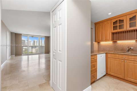 Condo in North Miami Beach, Florida, 1 bedroom  № 2086607 - photo 3