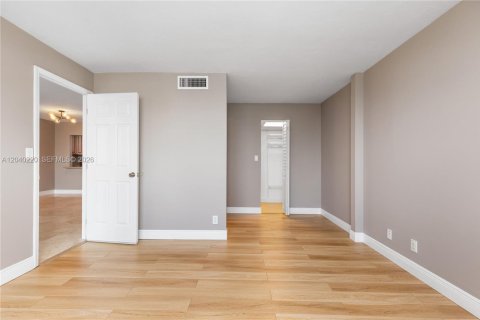 Condo in North Miami Beach, Florida, 1 bedroom  № 2086607 - photo 23