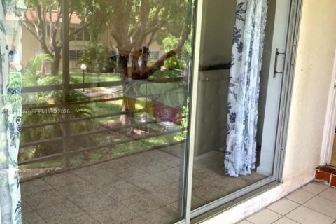 Condo in Dania Beach, Florida, 2 bedrooms  № 2031751 - photo 17