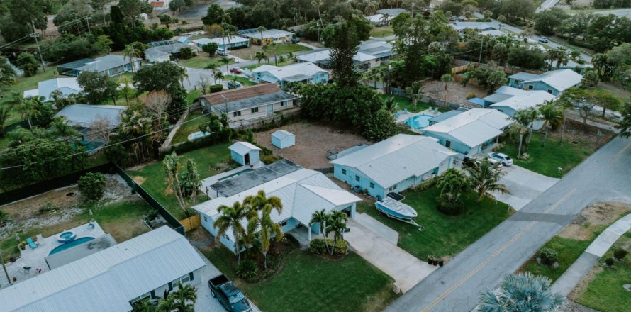 House in Jensen Beach, Florida 3 bedrooms, 115.11 sq.m. № 1132833