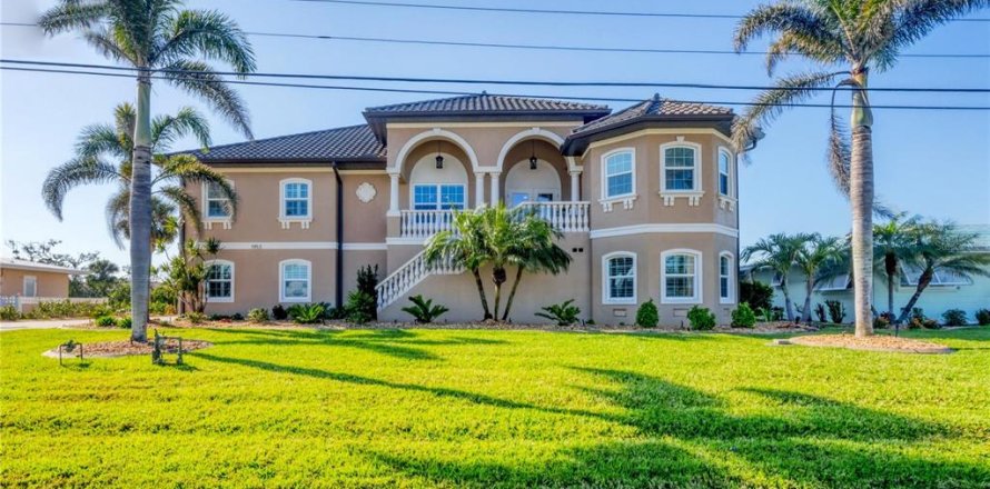 House in Englewood, Florida 3 bedrooms, 226.12 sq.m. № 1722983