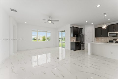 House in Saint Cloud, Florida 5 bedrooms № 1850582 - photo 3