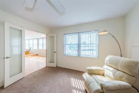 Condo in Saint Petersburg, Florida, 2 bedrooms № 2151173 - photo 9