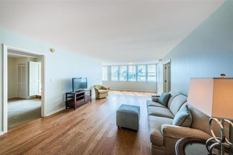 Condo in Saint Petersburg, Florida, 2 bedrooms № 2151173 - photo 4