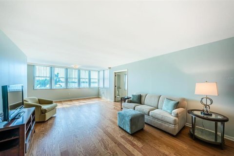 Condo in Saint Petersburg, Florida, 2 bedrooms № 2151173 - photo 3