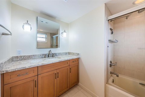 Condo in Saint Petersburg, Florida, 2 bedrooms № 2151173 - photo 12