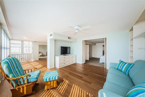 Condo in Saint Petersburg, Florida, 2 bedrooms № 2151173 - photo 6