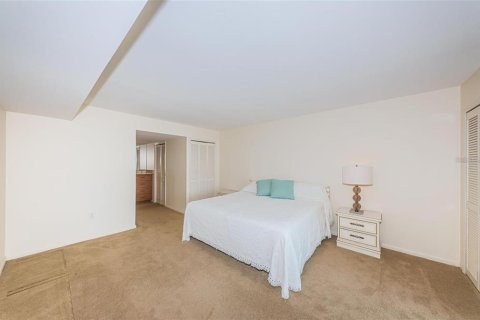 Condo in Saint Petersburg, Florida, 2 bedrooms № 2151173 - photo 11