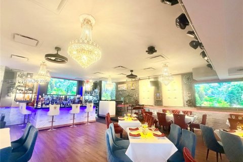 Immobilier commercial à vendre à Sunny Isles Beach, Floride № 2048672 - photo 2