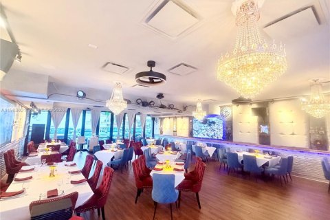 Immobilier commercial à vendre à Sunny Isles Beach, Floride № 2048672 - photo 4