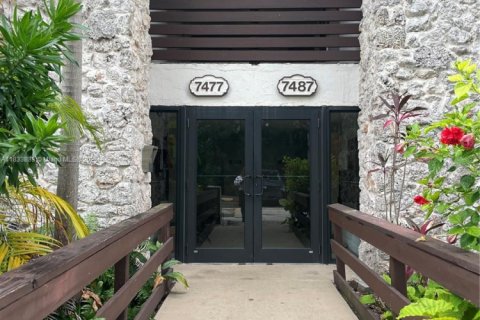 Condominio en alquiler en Miami, Florida, 2 dormitorios, 88.72 m2 № 1935346 - foto 1