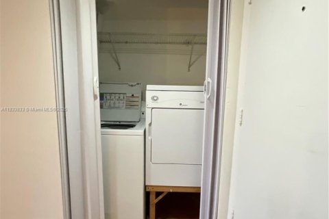 Condominio en alquiler en Miami, Florida, 2 dormitorios, 88.72 m2 № 1935346 - foto 10