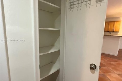 Condominio en alquiler en Miami, Florida, 2 dormitorios, 88.72 m2 № 1935346 - foto 11