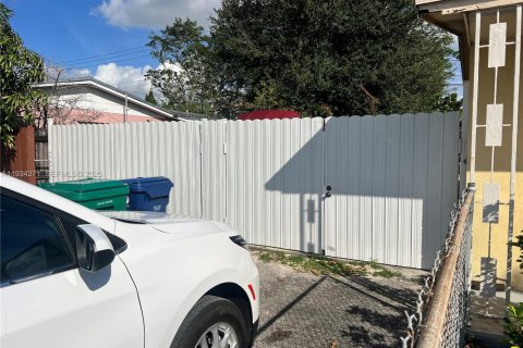 Casa en venta en Miami Gardens, Florida, 3 dormitorios, 90.77 m2 № 1992322 - foto 2