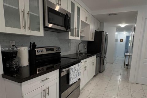 Apartment in Miami, Florida 3 bedrooms, 92.9 sq.m. № 2087839 - photo 11