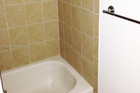 Condo in Sunrise, Florida, 2 bedrooms  № 1710112 - photo 17