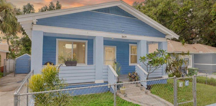 House in Tampa, Florida 3 bedrooms, 124.86 sq.m. № 1817481
