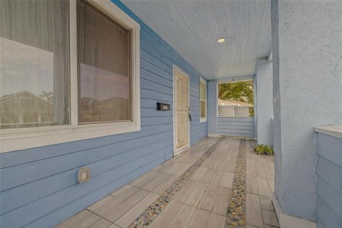 House in Tampa, Florida 3 bedrooms, 124.86 sq.m. № 1817481 - photo 3