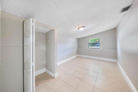 Casa en venta en Hollywood, Florida, 3 dormitorios № 1945994 - foto 13
