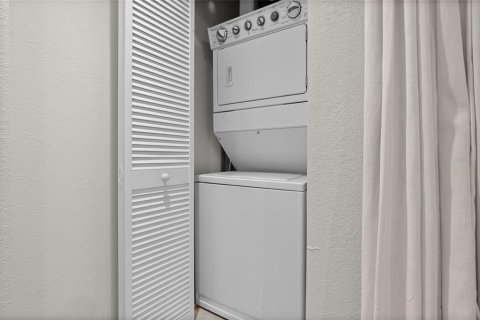 Condo in Saint Petersburg, Florida, 1 bedroom № 2105638 - photo 16