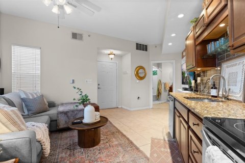 Condo in Saint Petersburg, Florida, 1 bedroom № 2105638 - photo 11