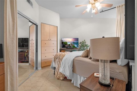 Condo in Saint Petersburg, Florida, 1 bedroom № 2105638 - photo 17