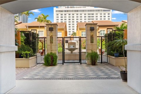 Condo in Saint Petersburg, Florida, 1 bedroom № 2105638 - photo 6